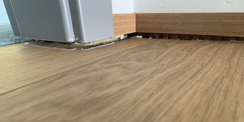 Зазоры вокруг дверей, окон и пристроек.