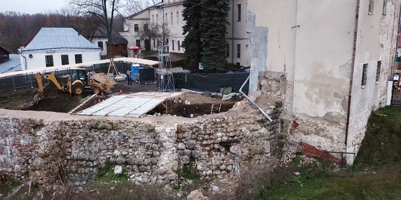 Усиление фундамента замка